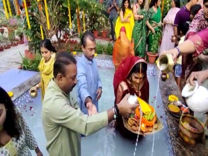 बिहार सरकार के मंत्री अशोक चौधरी अपनी पत्नी के साथ अर्घ्य देते हुए.