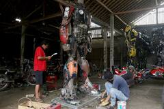 ਇੰਡੋਨੇਸ਼ੀਆਈ ਕਾਰੀਗਰਾਂ ਨੇ ਕੀਤਾ ਕਮਾਲ, ਕਬਾੜ ਬਾਈਕਸ ਨਾਲ ਬਣਾਇਆ ਕਮਾਲ ਦਾ ਰੋਬੋਟ