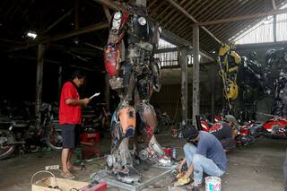 ਇੰਡੋਨੇਸ਼ੀਆਈ ਕਾਰੀਗਰਾਂ ਨੇ ਕੀਤਾ ਕਮਾਲ, ਕਬਾੜ ਬਾਈਕਸ ਨਾਲ ਬਣਾਇਆ ਕਮਾਲ ਦਾ ਰੋਬੋਟ