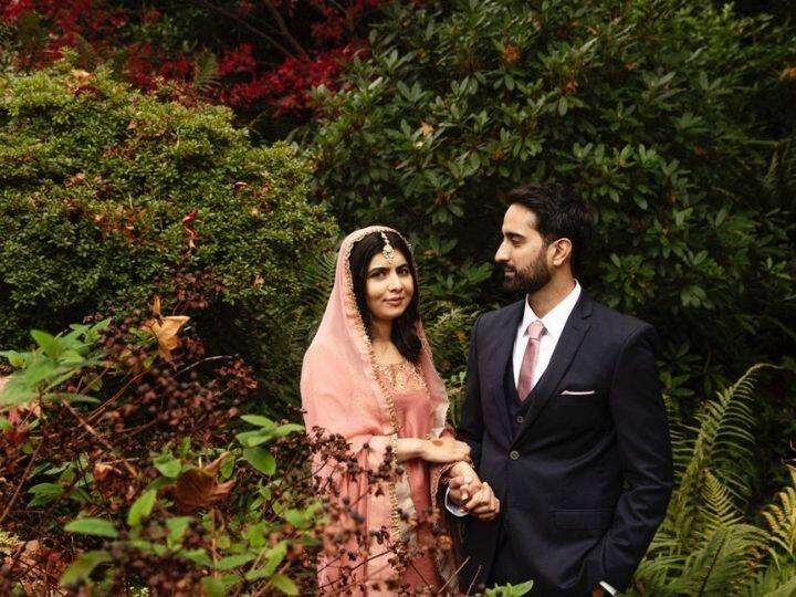 शिक्षा की मांग करते हुए तालिबानी गोलियों का शिकार हुईं और नोबेल शांति पुरस्कार विजेता मलाला यूसुफजई ने एक पाकिस्तानी शख्स असर मलिक, से निकाह कर लिया है. इन दोनों ने बर्मिंघम में छोटे से समारोह में शादी की.