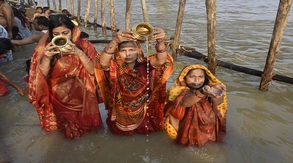 Chhath Puja 2021 do not do these mistakes during offering arghya to the setting sun Chhath Puja 2021 : অস্তগামী সূর্যকে অর্ঘ্য নিবেদন, আজ ছটপুজোয় এই ভুলগুলি করবেন না