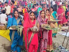 Chhath Puja 2021: राप्‍ती नदी के तट पर अस्‍ताचलगामी सूर्य को व्रती महिलाओं ने दिया अर्घ्‍य, खुशहाली मांगी