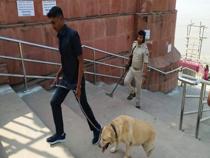 तस्वीर बिहार के मुंगेर जिले की है, जहां जिला प्रशासन की ओर से सुरक्षा के पुख्ता इंतजाम किए गए हैं. जिले के बबुआ घाट, काष्ठरणी घाट, जहाज घाट, सोझी घाट, कंकड़ घाट, बेलवा घाट, हेरुढ़ियार घाट, मोहली घाट समेत कई घाटों पर आज अस्ताचलगामी सूर्य को श्रद्धालु पहला अर्ध्य देंगे. सभी घाटो की विशेष निगरानी रखी जा रही है.