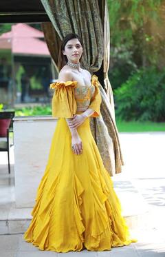 Mehreen Pirzada pics: நடிகை மெஹ்ரீனின் லேட்டஸ்ட் கவர்ச்சி போட்டோஷூட்..!