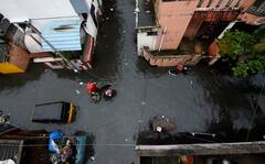 Photos: तमिलनाडु में भारी बारिश का कहर, अबतक 12 की मौत, जनजीवन अस्त व्यस्त