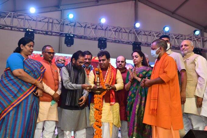 मथुरा की सांसद हेमा मालिनी ने उद्घाटन समारोह की तस्वीरें सोशल मीडिया पर शेयर की. हुनर हाट का शुभारंभ दीप प्रज्जवलित करके किया गया. ये कार्य मुख्तार अब्बास नकवी ने किया.
