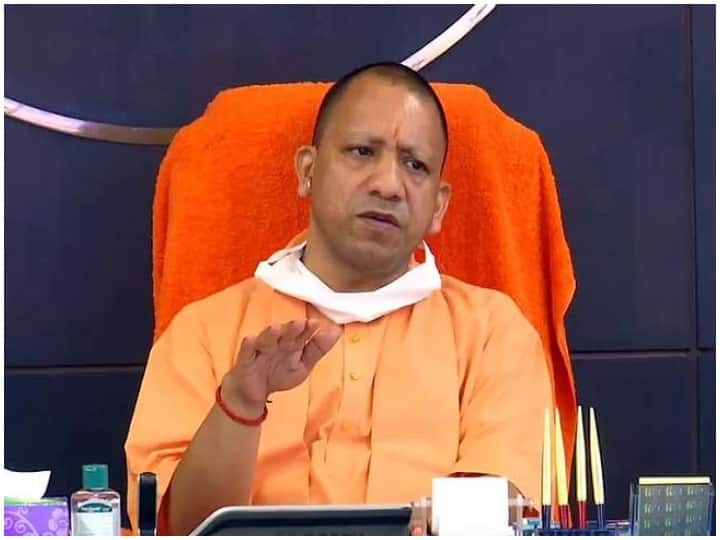 Uttar Pradesh CM Designated yogi adityanath reaches delhi to meet home minister amit shah अमित शाह से मिलने दिल्ली पहुंचे योगी आदित्यनाथ, UP मंत्रिमंडल पर होगी फाइनल चर्चा 