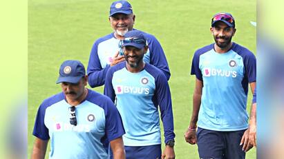 Jasprit Bumrah to Ravi Shastri and others coach Thank you for being constant source of learning and counsel Bumrah on Ravi Shastri: প্রতিনিয়ত পাশে থেকে শেখানোর জন্য ধন্যবাদ, কোচ শাস্ত্রীকে আবেগঘন বার্তা বুমরার