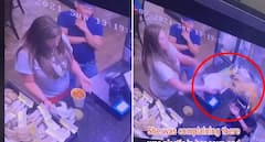 Viral Video: স্যুপে প্লাস্টিকের টুকরো, মেজাজ হারিয়ে রেস্তোরাঁর ম্যানেজারের মুখে ছিটিয়ে দিলেন মহিলা