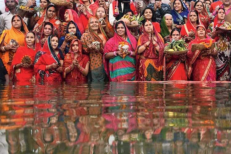 Chhath Puja Live: उगते सूरज को पानी में उतरकर प्रात:कालीन अर्घ दे रहे हैं व्रती