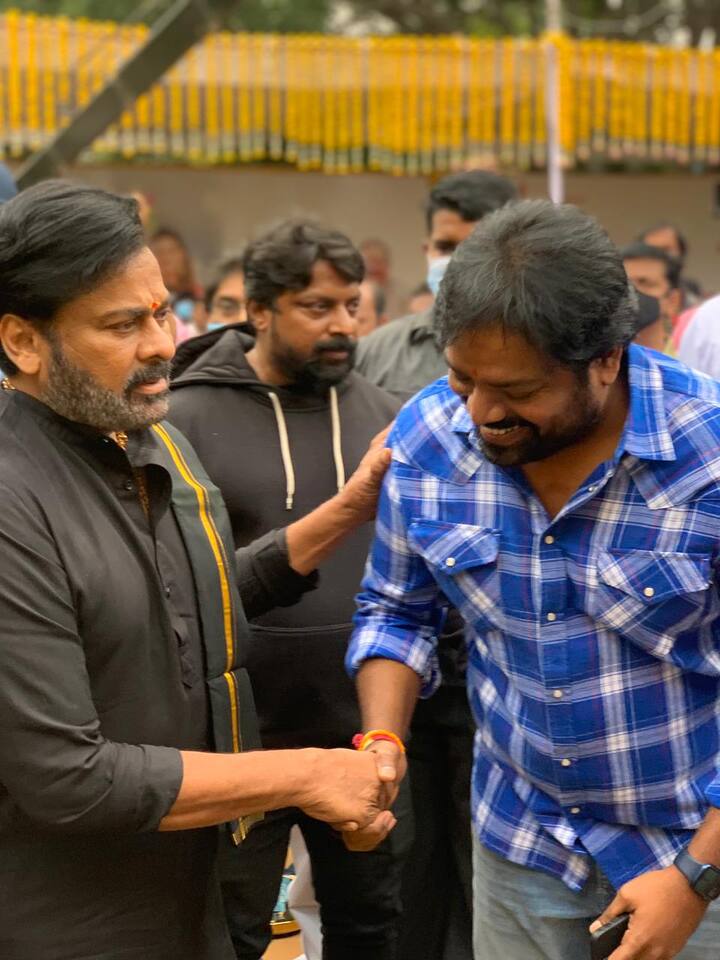 దర్శకుడు మెహర్ రమేష్ తో చిరంజీవి షేక్ హ్యాండ్ (Courtesy : AK Entertainments)