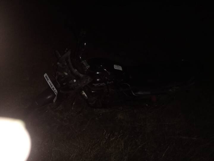 सुरुवातील अनोळखी इसमानी कारमधून फिल्मी स्टाईलने पाठलाग करीत दुचाकीला पाठीमागून जोराची धडक देऊन अपघात झाल्याचा बनाव केला. नंतर योग्य संधी साधून कारमधील दोघांनी दुचाकीवरील दोघांना दगड आणि हाताने मारहाण करून एकाच्या पॅन्टच्या खिशातून सुमारे 9 लाख रुपये किमतीचे 200 ग्रॅम सोन्याची बिस्किटे, 5 हजार रुपये किमतीचे दोन मोबाइल जबरदस्तीने काढून घेतले. सुमारे 9 लाख 5 हजार रुपयांचा ऐवज लुटला.