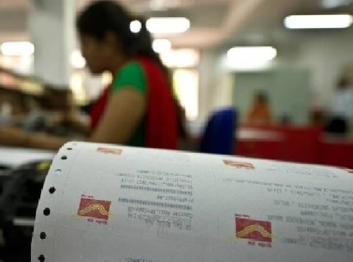 Kisan Vikas Patra Premature Withdrawal এই স্কিমের ক্ষেত্রে 'লক ইন পিরিয়ড' রয়েছে ৩০ মাসের। মানে আড়াই বছর আপনি টাকা তুলতে পারবেন না। সেই ক্ষেত্রে টাকা তুললে সুদের হারে কোপ পড়বে। তবে মেয়াদ পূরণের আগে টাকা তুললে মূল 'প্রিন্সিপাল সাম' বা মূলধনের সঙ্গে যতদিন টাকা রেখেছেন তার সুদ পাবেন আমানতকারী। তবে একটা বিষয় মাথায় রাখতে হবে, সময়ের সঙ্গে বদলাতে পারে এর সুদের পরিমাণ। তাই বিনিয়োগের আগে ভালভাবে সুদ সম্পর্কে জেনে নেওয়া উচিত আমানতকারীর।