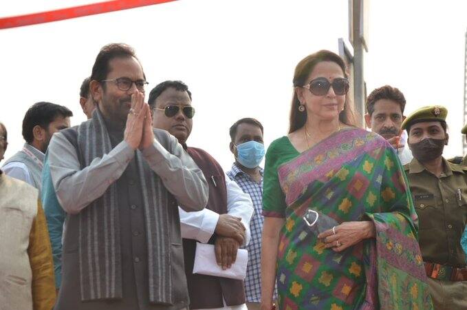 बीजेपी से सांसद हेमा मालिनी ने मुख्यमंत्री आदित्यनाथ योगी और मिनिस्टर ऑफ माइनॉरिटीज मुख्तार अब्बास नकवी के साथ मंच साझा किया और हुनर हाट के शुभारंभ के मौके पर उपस्थिति दर्ज करायी.