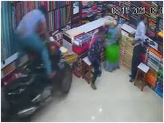 Telangana News: 'फिल्मी स्टाइल' में कपड़े की दुकान में घुसी अनियंत्रित बाइक, सीसीटीवी फुटेज आया सामने