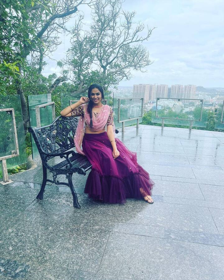 మంచి పొడవుతో , అందమైన కళ్లతో కుర్రాళ్ల మనసులకు గాలమేసి తనవైపు లాక్కుంది దివి. అందుకే ఆమెకు ఫ్యాన్ ఫాలోయింగ్ కూడా భారీగా పెరిగిపోయింది. (Image credit: Instagram)