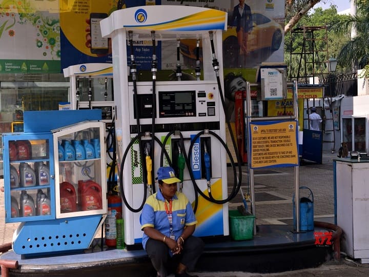 Petrol price today on 5 december 2021 petrol price in noida petrol diesel ke dam Petrol Price Today: पेट्रोल-डीजल का चेक कर लें लेटेस्ट रेट्स, मुंबई में मिल रहा सबसे महंगा Petrol