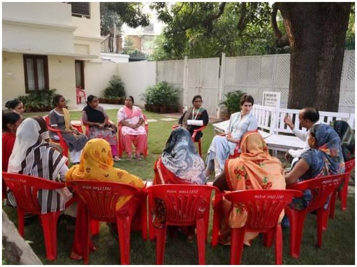 ASHA workers of Shahjahapur share their grief in Lucknow with Priyanka Gandhi ANN शाहजहांपुर की आशा कर्मचारियों से मिलीं प्रियंका, कहा- कांग्रेस की सरकार बनने पर दिया जाएगा 10 हजार रुपये मानदेय