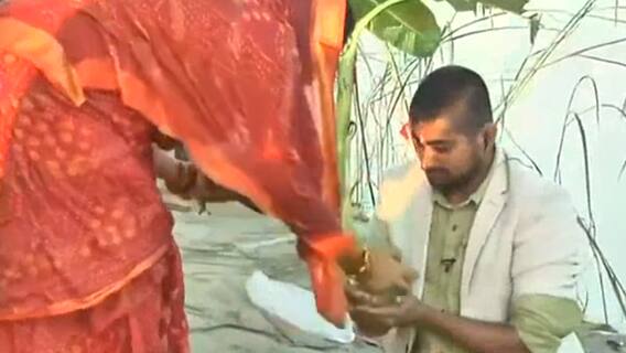 Chhath Puja 2021: महापर्व में Deepak Thakur ने अपने गीतों से समां बांध दिया