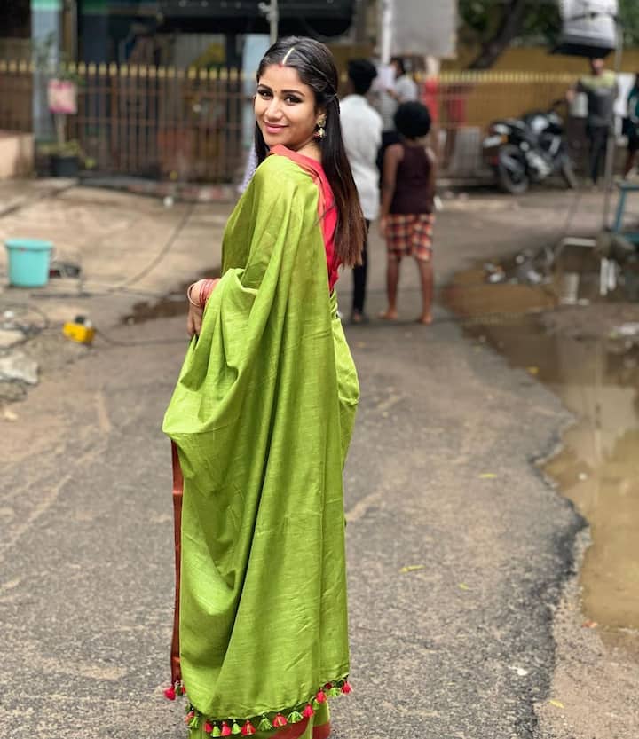 ஜன்னல் வெச்ச ஜாக்கெட் போடவா தென்றல் அடிக்க