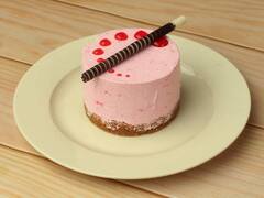 Strawberry Cake Making: খুব সহজেই বাড়িতে তৈরি করুন স্ট্রবেরী কেক, রইল পদ্ধতি