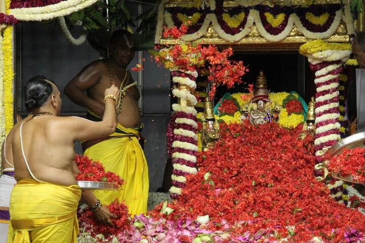 రంగురంగుల పుష్పాలు, పత్రాల మధ్య స్వామి, అమ్మవార్ల వైభవం మరింత ఇనుమడించింది. ఈ కార్యక్రమంలో టిటిడి ఈవో డాక్టర్ కె.ఎస్.జవహర్రెడ్డి పాల్గొన్నారు.