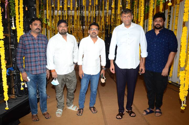 కొరటాల శివతో మైత్రీ మూవీ మేకర్స్ నవీన్ ఎర్నేని, దర్శకుడు వెంకీ కుడుముల, సంగీత దర్శకుడు మహతి స్వరసాగర్ తదితరులు (Courtesy : AK Entertainments)