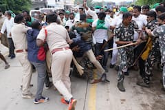 Amaravathi Farmers: అమరావతి రైతులపై లాఠీ ఛార్జ్.. ప్రకాశం జిల్లా నాగులుప్పలపాడు వద్ద ఉద్రిక్తత