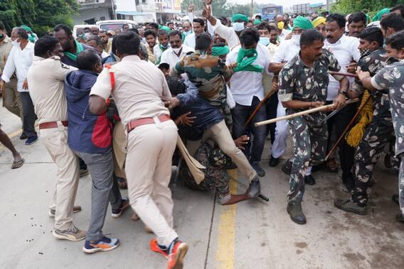Watch: అమరావతి రైతులపై పోలీసులు లాఠీఛార్జ్.. పాదయాత్రలో ఉద్రిక్తత, పలువురికి గాయాలు