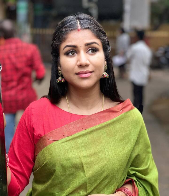 மூக்குத்தியின் மின்னல் ஒரு தீபம் ஏற்றிவைத்துப் போக