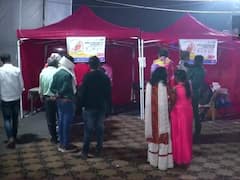 Delhi: भजनपुरा इलाके में दिल्ली सरकार ने छठ घाट के पास लगाया कोविड-19 टीकाकरण शिविर