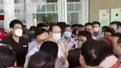 Durgapur: 'চিকিৎসায় গাফিলতিতে' রোগী মৃত্যু ঘিরে দুর্গাপুরে ধুন্ধুমার, পুলিশকে ঘিরে বিক্ষোভ-ধস্তাধস্তি | Bangla News