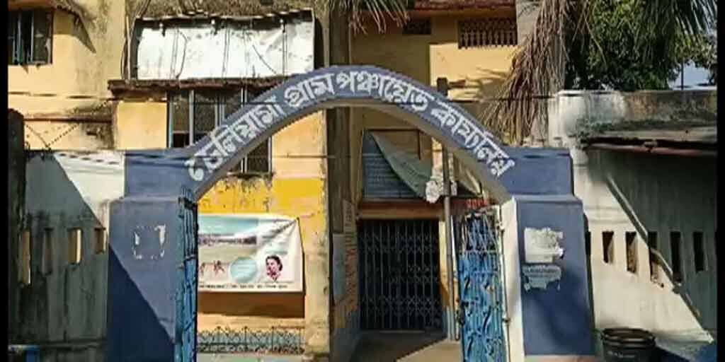 Purulia No confidence motion at a Raghunathpur Gram Panchayat cancels, TMC reatains Boards, setback for BJP Purulia News: গরহাজির ‘ভরসা’র সদস্য, রঘুনাথপুরে পঞ্চায়েতে অনাস্থায় ধাক্কা বিজেপির