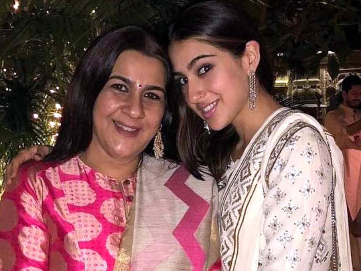जब फैन ने प्यार से दिया गरमा गरम वड़ा पाव, Sara Ali Khan का रिएक्शन देख Amrita Singh की परवरिश की होने लगी तारीफ
