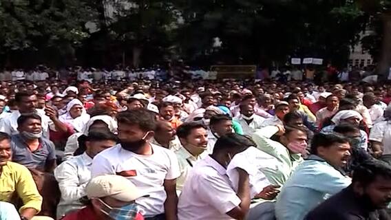 ST Workers Strike : मागण्या मान्य होईपर्यंत मुंबई सोडणार नाही, कर्मचाऱ्यांचा निर्धार, आज शिष्टमंडळ राज ठाकरेंना भेटणार ST Workers Strike : मागण्या मान्य होईपर्यंत मुंबई सोडणार नाही, कर्मचाऱ्यांचा निर्धार, आज शिष्टमंडळ राज ठाकरेंना भेटणार