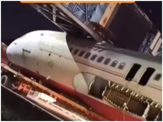 Viral Video: क्या हुआ जब ट्रक डाइवर की गलती से फुट ओवरब्रिज के नीचे फंसा हवाई जहाज?
