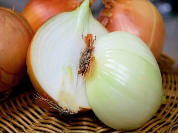 Onions: ఉల్లిపాయ అధికంగా తింటే మేలే కాదు, కీడు కూడా చేస్తుంది