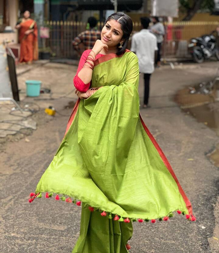 சொக்குகின்ற வெட்கம் வந்து வண்ணக் கோலமொன்று போட