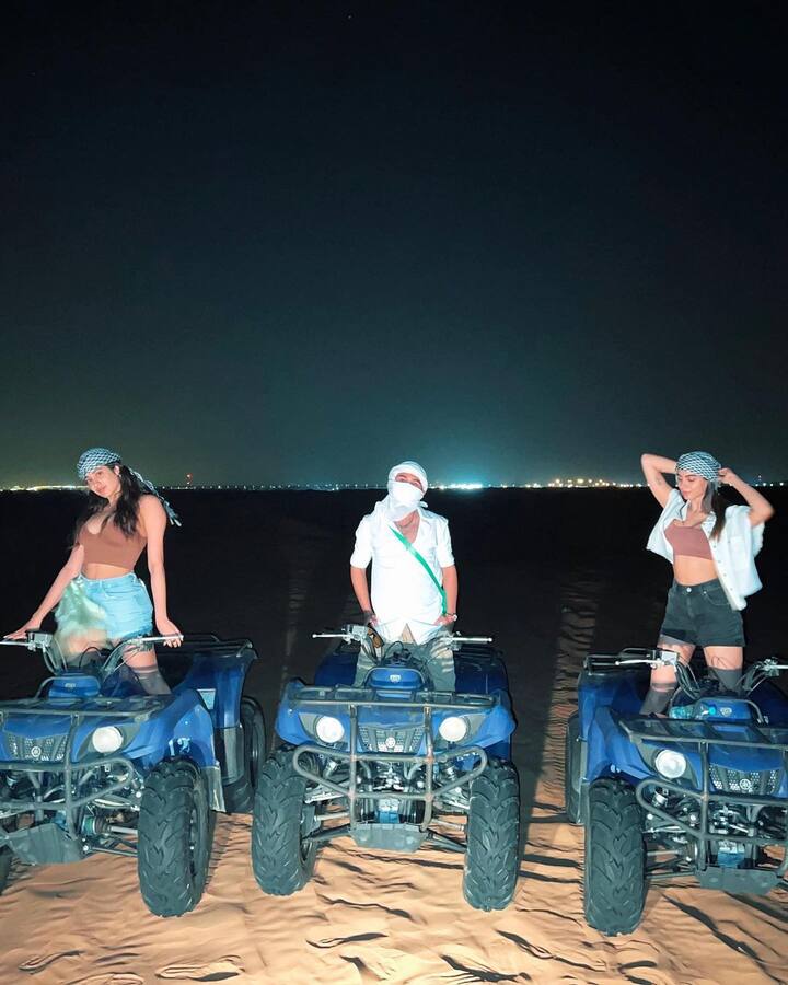 बॉलीवुड अभिनेत्री जाह्नवी कपूर अपनी छोटी बहन खुशी कपूर के साथ छुट्टियां मना रही हैं. इस दौरान उनके कुछ खास दोस्त उनके साथ देखे गए हैं.