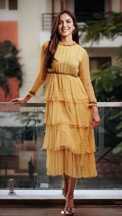 Ritu varma pics: மஞ்சள் + வெள்ளையில் ஜொலிக்கும் ரிதுவின் பளிச் புகைப்படங்கள்..!