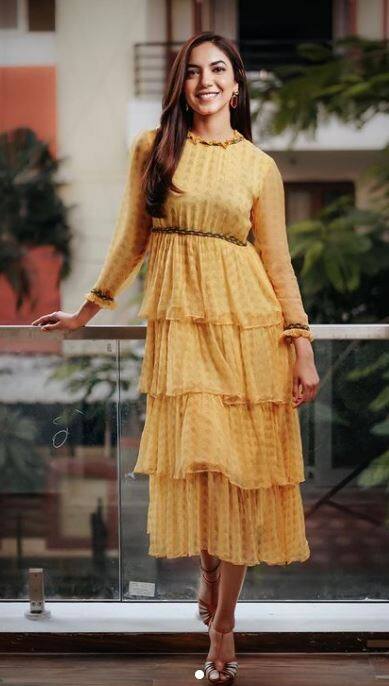 காதலிக்கும் பெண்ணின் கைகள் தொட்டு நீட்டினால் சின்ன தகரம் கூட தங்கம் தானே