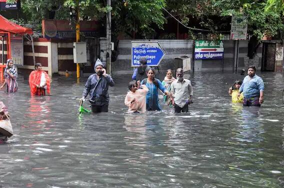 હવામાન વિભાગે બતાવ્યુ કે ચક્રવાતી વાવાઝોડુ આજે સાંજે તામિલનાડુ અને આંધ્રપ્રદેશના દરિયાકાંઠાથી પસાર થવાની સંભાવના છે.