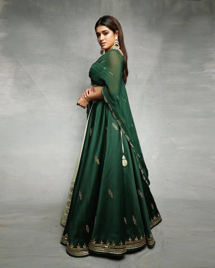 मराठी चित्रपटसृष्टीतील प्रसिद्ध अभिनेत्री संस्कृती बालगुडे तिच्या वेगवेगळ्या लूकमधील फोटो शेअर करत असते. (Photo:@sanskruti_balgude_official/IG)