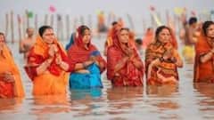 Chhath Puja 2021:सूर्योदय के साथ ही अर्घ्य देने का शुभ मुहूर्त शुरू, पानी में खड़े होकर की पूजा