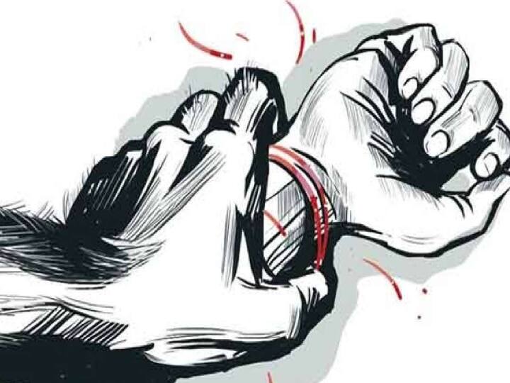 அபார்ட்மெண்ட் மாடியில் ஆடையின்றி கிடந்த இளம் பெண்ணின் உடல் - அதிர்ச்சியடைந்த இளைஞர்கள்.!