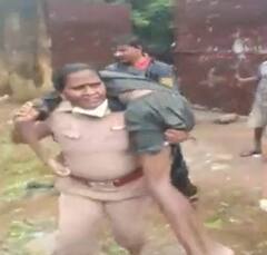 VIDEO: બેભાન વ્યક્તિને ખભા પર ઉંચકીને લઇ જતા મહિલા પોલીસ ઇન્સ્પેક્ટરનો વીડિયો વાયરલ, લોકો કરી રહ્યા છે પ્રશંસા