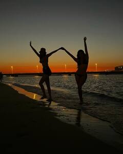 दुबई में मस्ती करते हुए Khushi Kapoor ने शेयर की बिकिनी में अपनी शानदार तस्वीरें, देखें उनकी दिल छू लेने वाली अदा