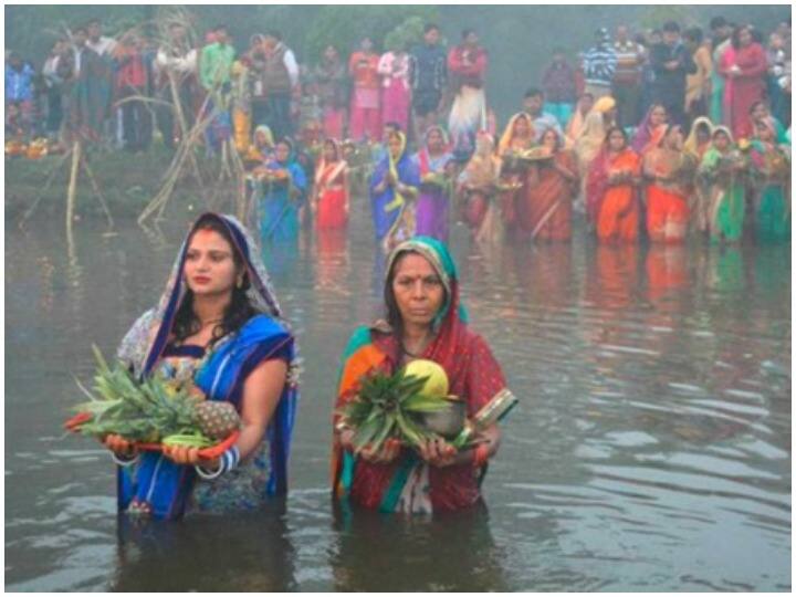 Uttar Pradesh Women offered arghya to lord surya at Raj Ghat in raebareli Raebareli News: रायबरेली के राजघाट पर धूमधाम से संपन्न हुई छठ पूजा, हजारों लोगों ने लगाई सई नदी में डुबकी
