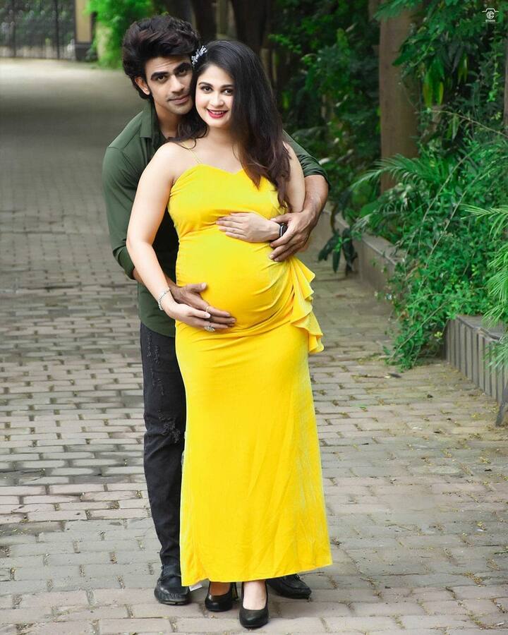 फोटोंमध्ये रुची पिवळ्या रंगाच्या मॅक्सी ड्रेसमध्ये सुंदर दिसत आहे.तर तिचा नवरा कॅज्युअलमध्ये  स्मार्ट दिसतोय. (photo : ruchisavarn/ig )