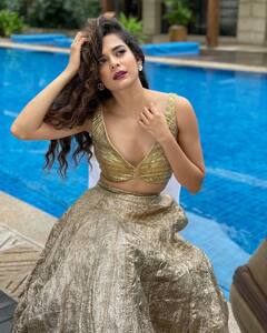 PHOTO : सोनेरी ड्रेस, मोकळे केस मिथिलाची स्टाईल सगळ्यात बेस्ट!